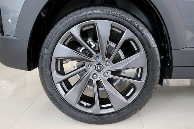 搭载马牌轮胎 尺寸为:245/45 r20