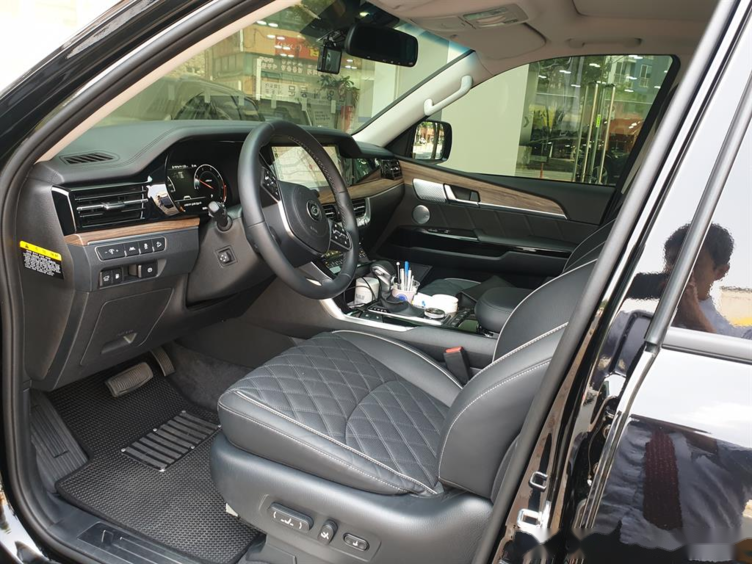 新款起亚霸锐方正的造型非常有气势内饰豪华