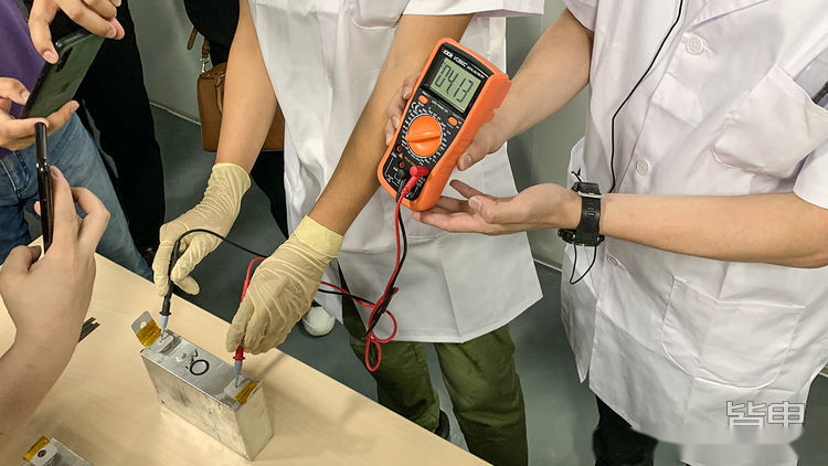 16v的电芯(左下方那块)进行针刺试验,相比4.