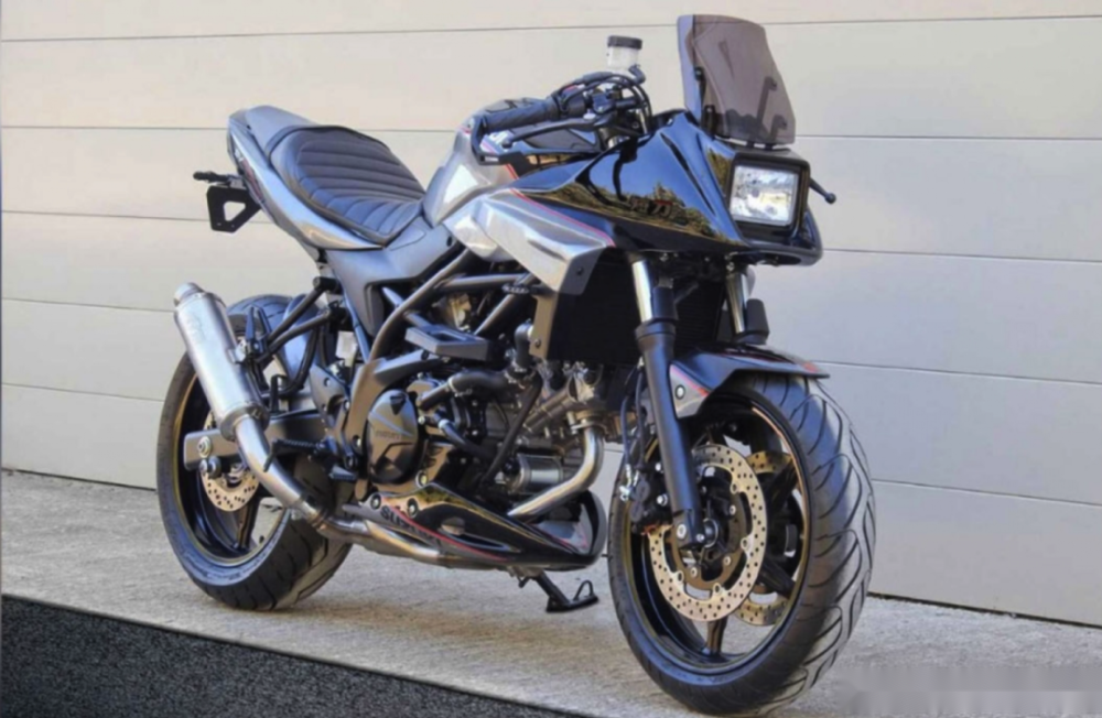 改装配套商推出了一款基于自家v双缸sv650而开发出来的katana改装套件