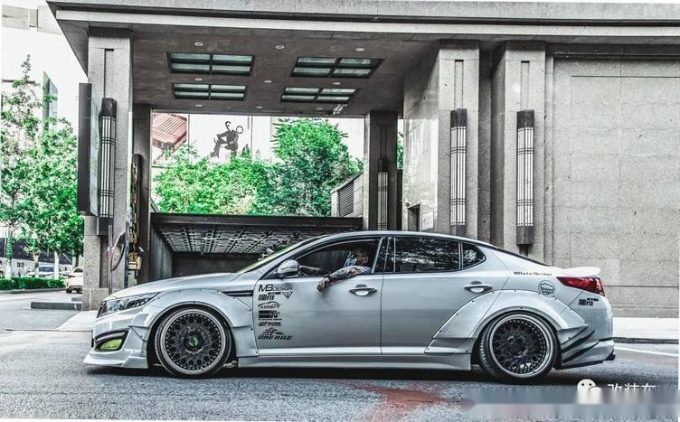 化身暗夜精灵的起亚k5,宽体低趴之后的姿态原来这么帅