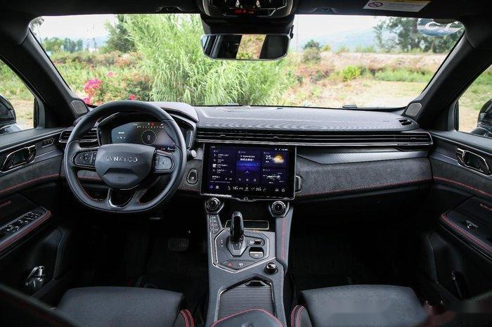 内饰方面,领克05的内饰采用环抱式驾舱设计,中控偏向于主驾驶一侧