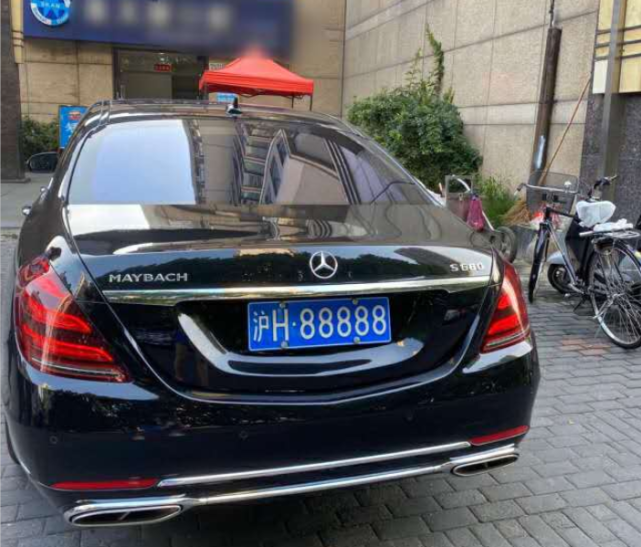 奔驰s级车牌_大灯