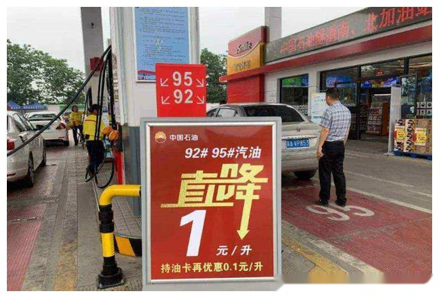 数十辆车全抛锚打开油箱全是水加油站别嚷嚷又不是故意的