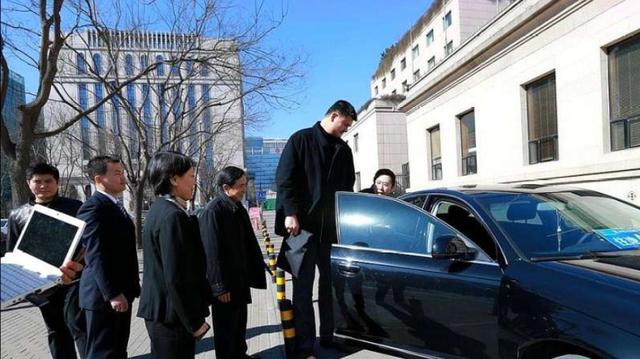 姚明的车才是"车中之王",内饰如宫殿,高2.8米,全国仅一辆
