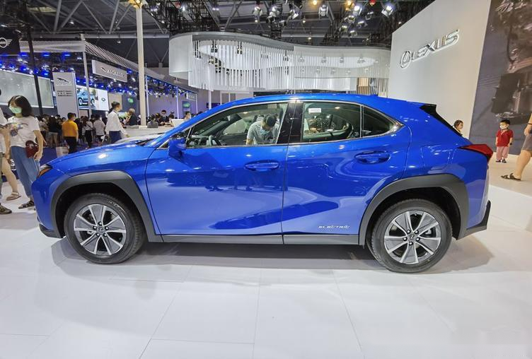 续航400公里售价36万起雷克萨斯ux300e亮相重庆车展