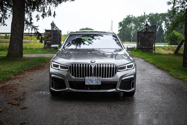 宝马750liv8实拍造型如同黑武士