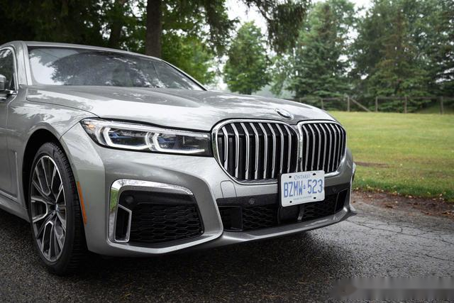 宝马750liv8实拍造型如同黑武士