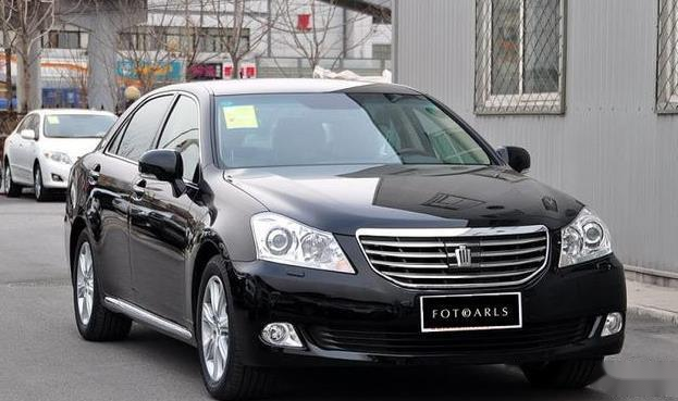 丰田皇冠4.3l v8实拍,高端大气,外观非常个性潮流