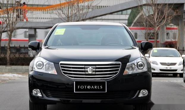 丰田皇冠4.3l v8实拍,高端大气,外观非常个性潮流