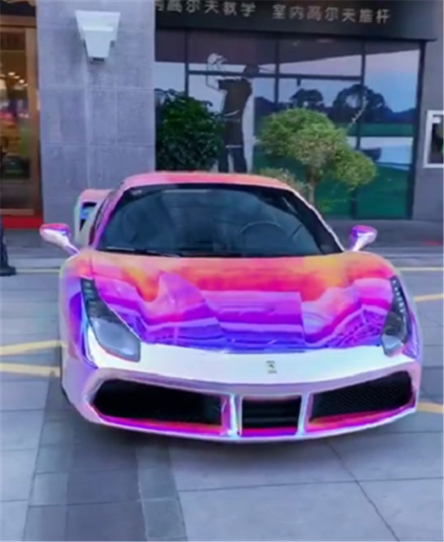 贴膜"极光色"法拉利488,落地380万,车身每个角度都是七彩色