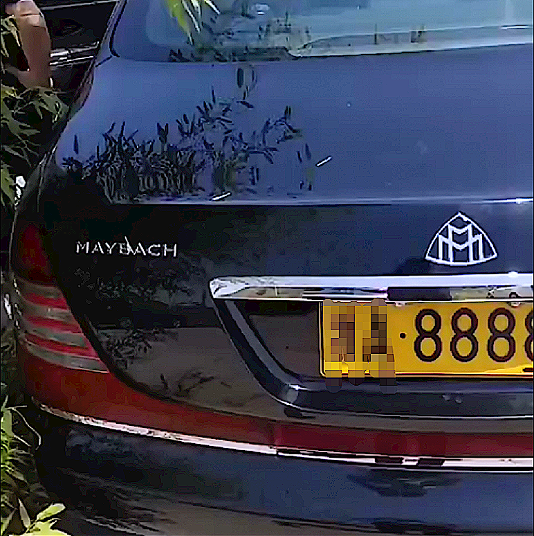 黄牌迈巴赫现身街头挂5个8车牌牌就值7位数