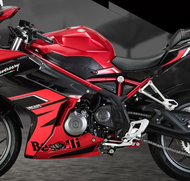 贝纳利300级跑车直列双缸电喷水冷前后4活塞abs26kw动力