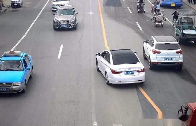 前车故障停车后车临时实线变道算违章吗老司机听我一句劝