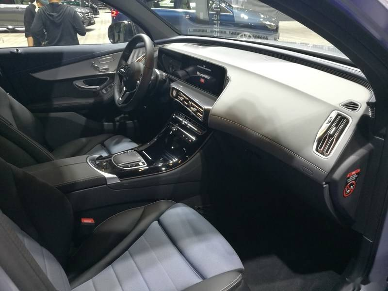 内饰方面,eqc350与400一样,都采用了奔驰最新的家族式设计,延续了奔驰