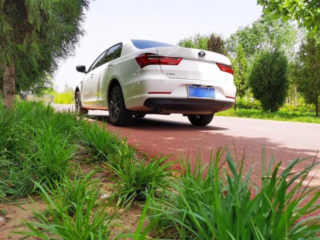 花香满园配上比亚迪全新秦让生活充满激情