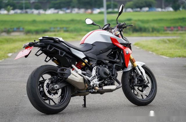 外媒试驾 宝马BMW F900R/F900XR 绝代双骄_易车