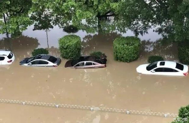 据不少网友爆料,自己的车完全被水淹没,甚至有些车被大水冲走,更有