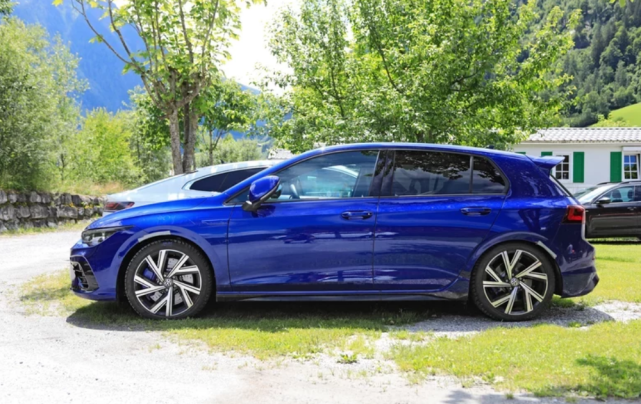 八代高尔夫r亮相四排气带尾翼或是史上最强蓝针大众