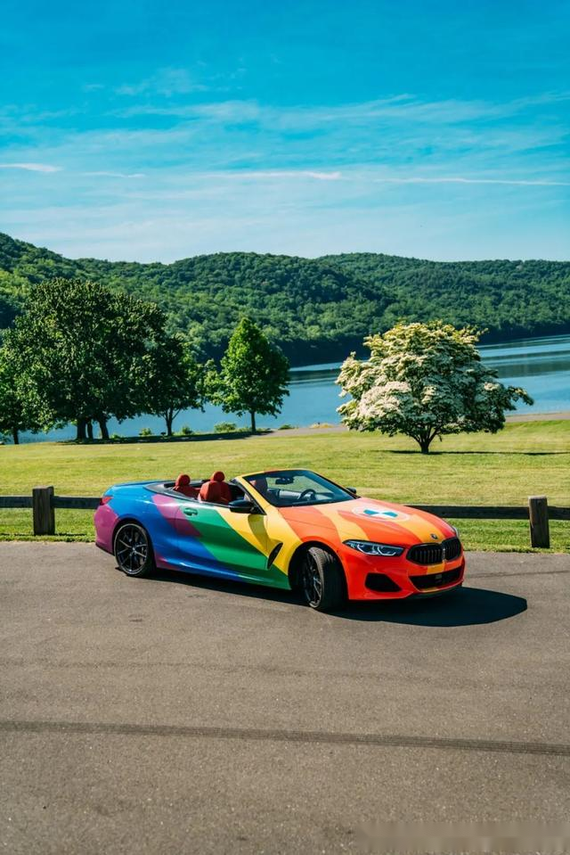 这台色彩斑斓的8系敞篷,看上去像彩虹糖一般,好想舔一口!