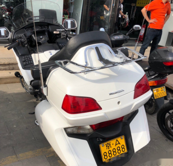 京a88888摩托车牌价值300万挂旧车上只能用3年