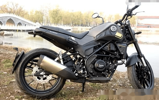 贝纳利250级别现代复古车单缸水冷4气门20千瓦极速129kmh