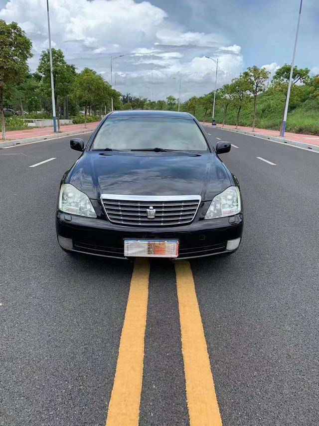 09年丰田皇冠30售价63万车身经典更具力量感显得霸气十足