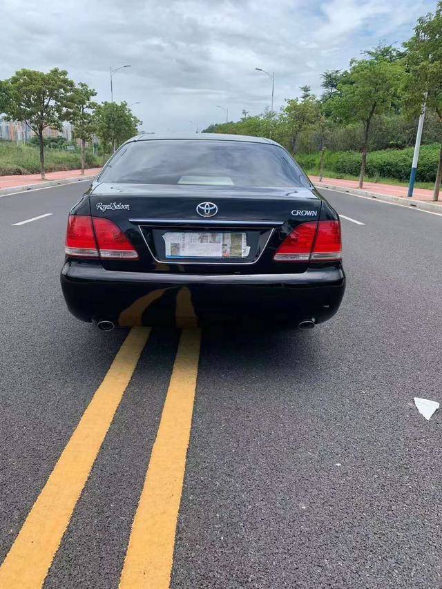 09年丰田皇冠3.0售价6.3万,车身经典更具力量感,显得霸气十足