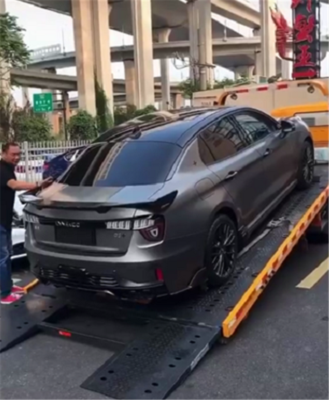 新漆面钨矿灰领克03车尾配小尾翼上街回头率达5颗星