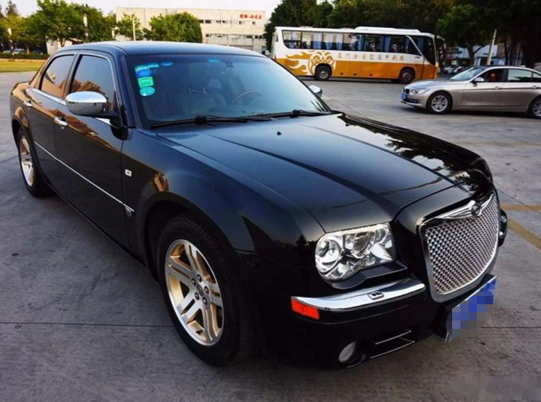 第1个看起来像百万豪车的就是克莱斯勒300c,老周一直都把这款车称为