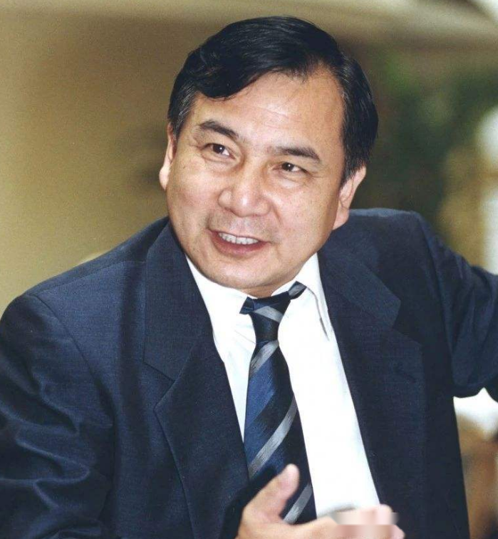 对于李晓华这个人其实为人也是非常高调的,只不过普通网友不关注他也