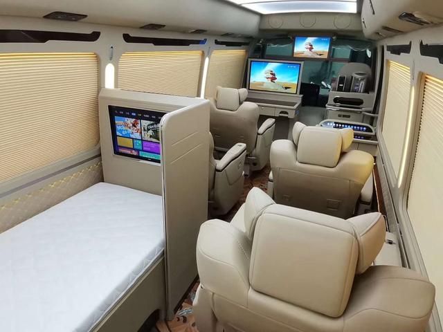 凭借实力圈粉的小巴丰田考斯特6座豪华内饰大曝光领导都喜欢