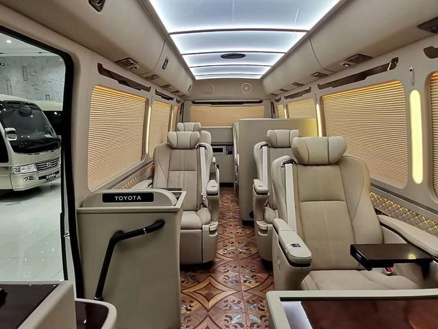 凭借实力圈粉的小巴丰田考斯特6座豪华内饰大曝光领导都喜欢