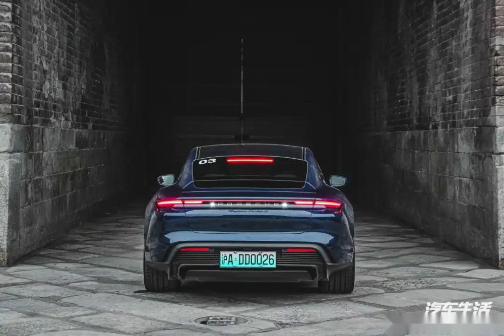 目前,保时捷为taycan的车主提供主要三种充电模式——合作公共充电