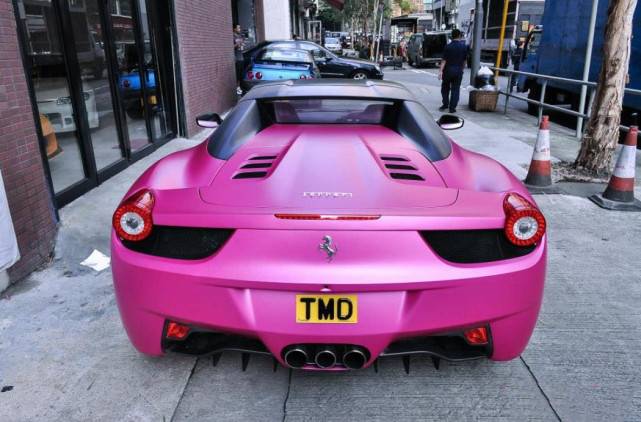 香港街头的法拉利458特别定制的哑光粉涂装但还是不如车牌耀眼