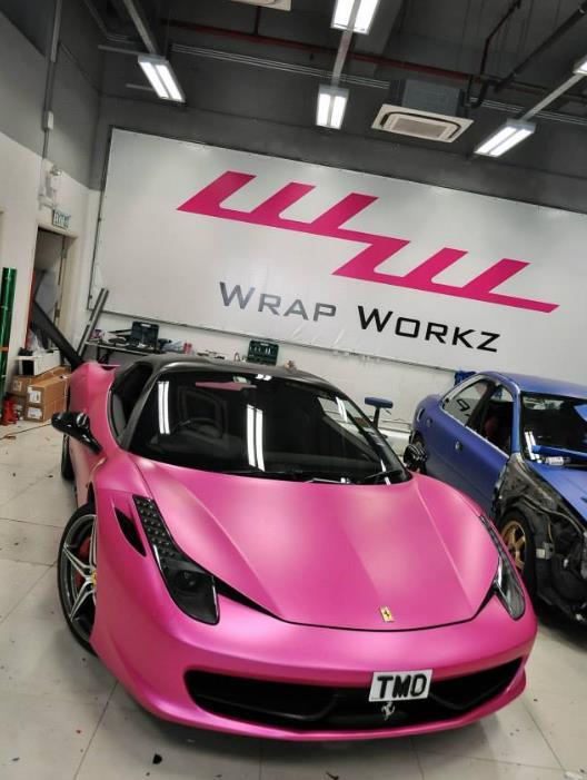 香港街头的法拉利458,特别定制的哑光粉涂装,但还是不如车牌耀眼