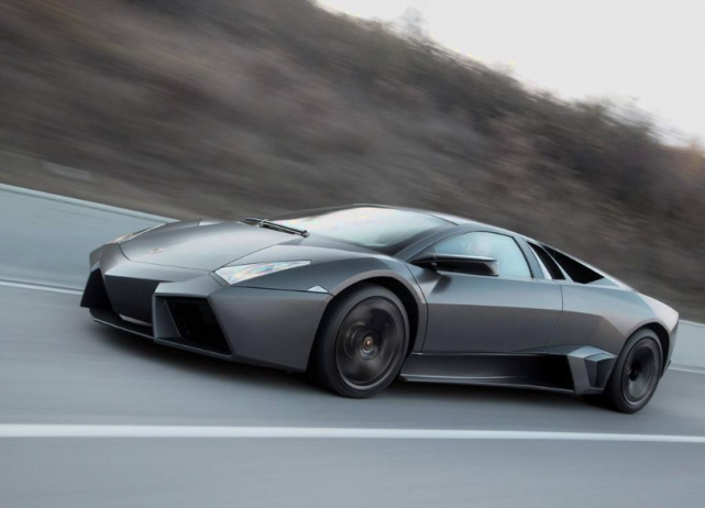 小伙花200万买兰博基尼开出去半小时车就成了废铁