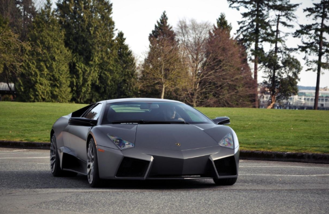 小伙花200万买兰博基尼开出去半小时车就成了废铁