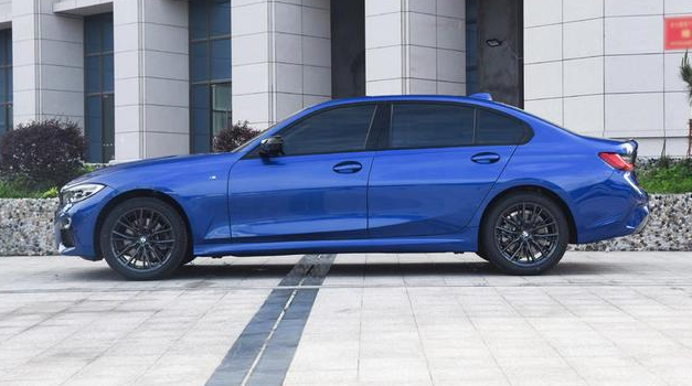 2021款宝马3系面临中期改款整体无大改内饰新增火山红