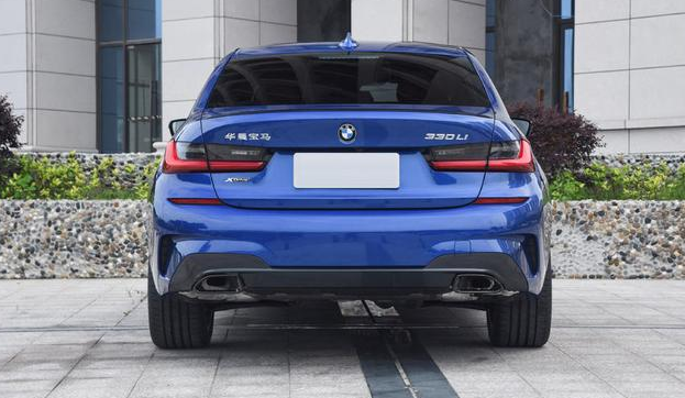 2021款宝马3系面临中期改款整体无大改内饰新增火山红