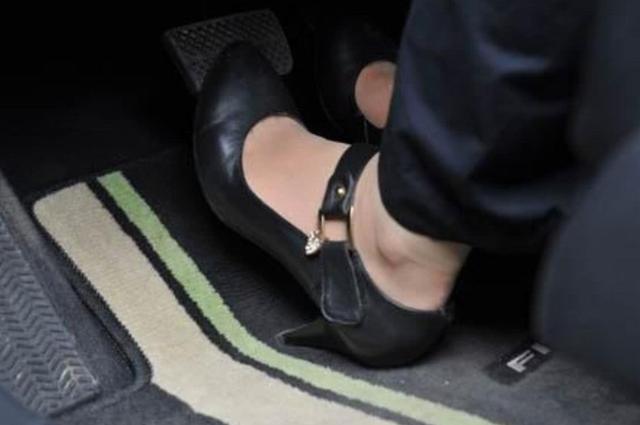 汽车打火时到底踩不踩离合?老司机:发动机都要报废了,还不懂?