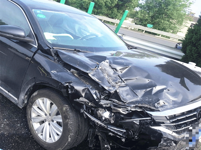 最近有一位帕萨特车主分享出了这样一场事故,这天他在高速上行驶,并没