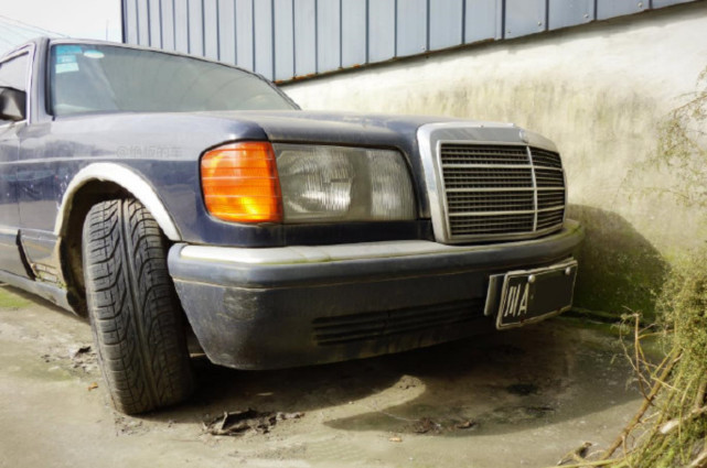 w126和w140一樣,外形設計都屬於方正硬朗那一類,這是70-90年代奔馳的