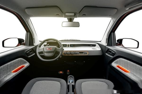 内饰方面,五菱宏光miniev的内饰设计同样是极简风格,中控台的线条以平