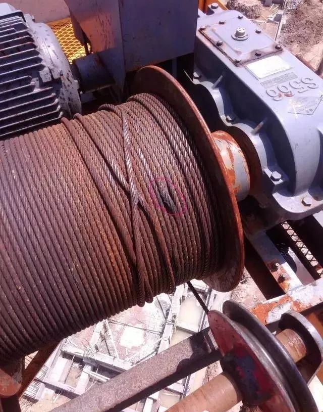 排绳不整齐且已压扁断丝笼状畸形压扁断股排绳不整齐断芯笼状畸形弯曲