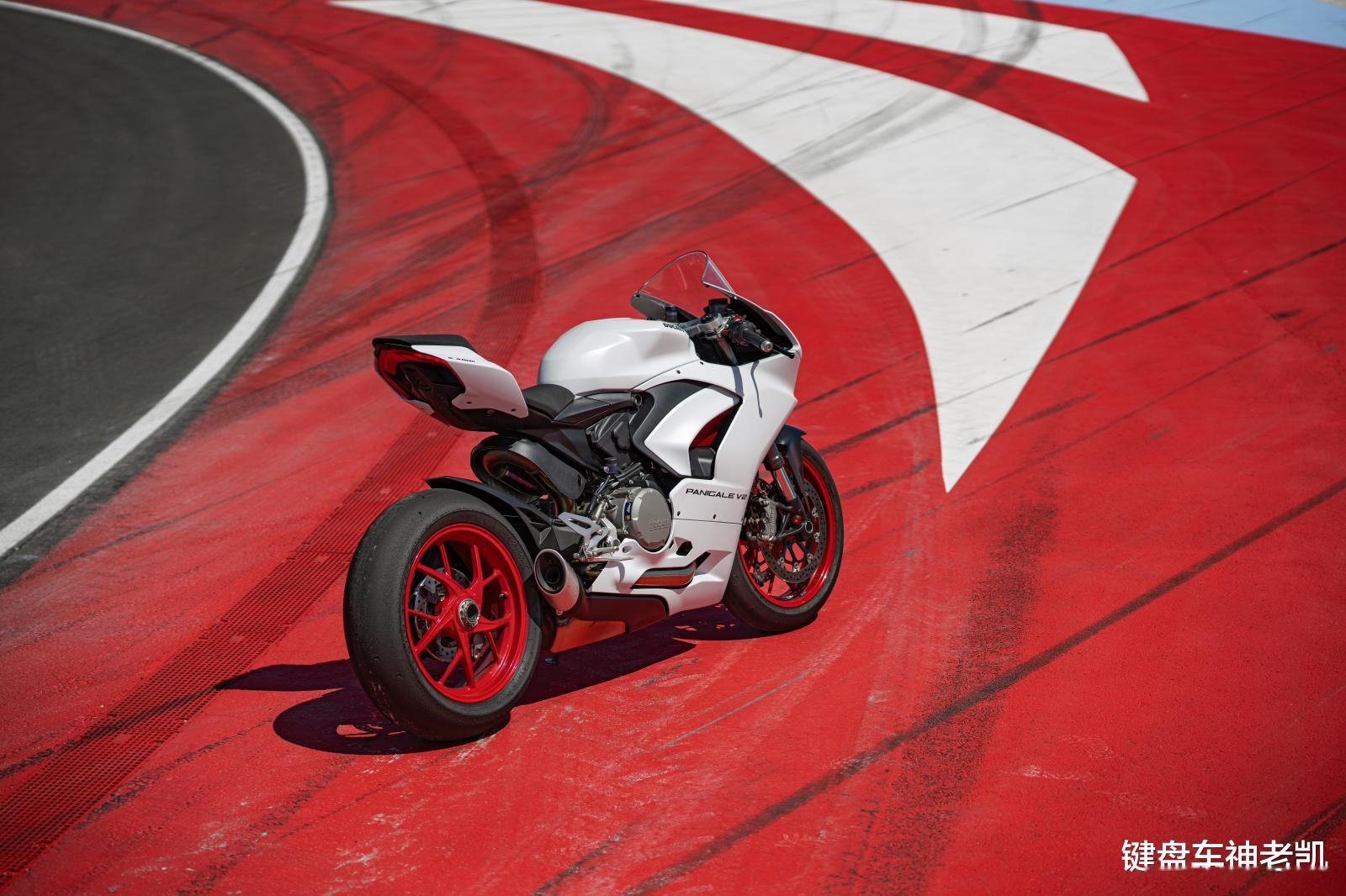 源于赛道的白色杜卡迪2021款panigalev2和mts950s更新发布