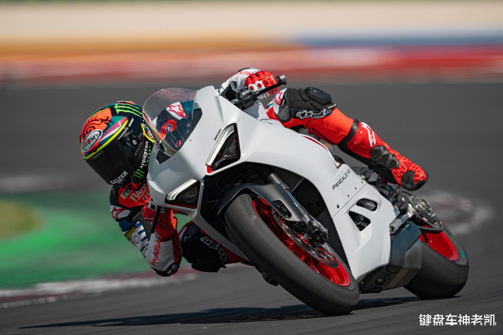 源于赛道的白色杜卡迪2021款panigalev2和mts950s更新发布