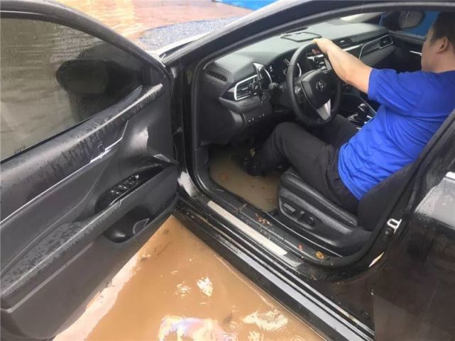 洪水慢慢退去遍地都是水泡車買二手車的要注意了