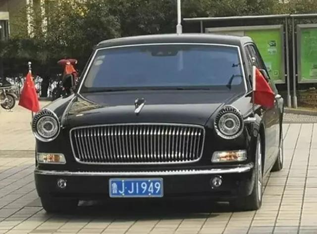 山东泰安现600万红旗l5挂1949车牌看到后让人肃然起敬