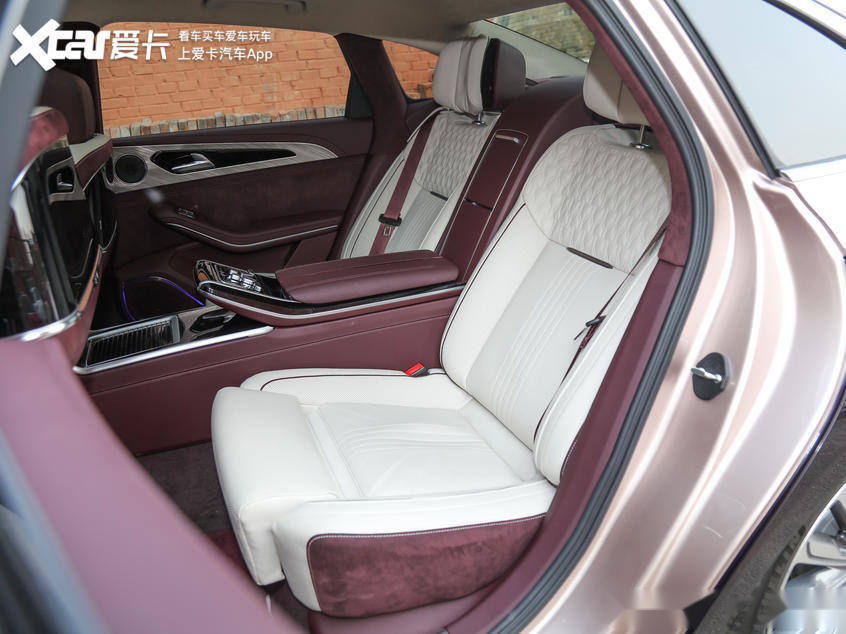 与造型相同,红旗h9内饰设计的同样非常成功,即使我们用雍容华贵来赞美